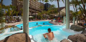 Mujer en el jacuzzi del Abora Continental by Lopesan Hotels