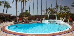 Clientes en la piscina mediana del Abora Continental by Lopesan Hotels