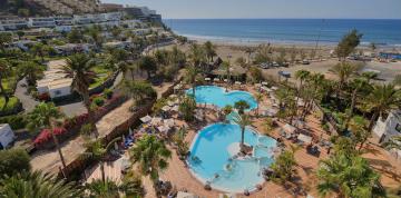 Vue aérienne de la plage de Corallium par Lopesan Hotels