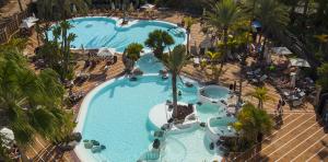Vue aérienne de la piscine de la marina de Corallium Beach par Lopesan Hotels