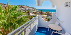Terraza de la Senior Suite en el Corallium Beach by Lopesan Hotels