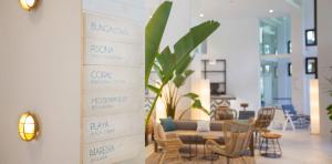 Cartel en el lobby del Corallium Beach by Lopesan Hotels