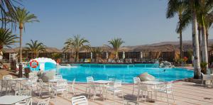 Imagen frontal de la piscina grande del Abora Continental by Lopesan Hotels
