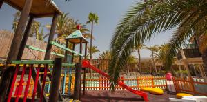 Parque exterior infantil del Abora Continental by Lopesan Hotels