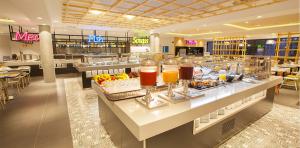 Drinks at Abora Continental by Lopesan Hotels buffet