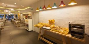 Panes en el buffet del Abora Continental by Lopesan Hotels