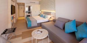 Interior de la habitación doble estándar del Abora Continental by Lopesan Hotels