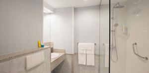 Baño de la habitaición doble estándar del Abora Continental by Lopesan Hotels