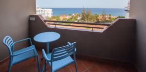 Terrasse de la chambre double deluxe vue sur les hôtels Abora Continental by Lopesan