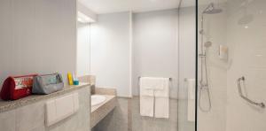 Baño de la habitación doble deluxe vista del Abora Continental by Lopesan Hotels