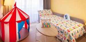 Cama infantil en la habitación familiar del Abora Continental by Lopesan Hotels