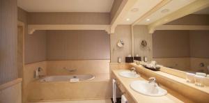 Imagen del baño de la senior suite en el hotel Lopesan Villa del Conde