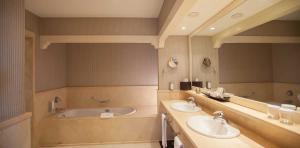 Bild des Badezimmers der Senior Suite im Hotel Lopesan Villa del Conde