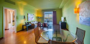 Wohnzimmeransicht der Senior Suite des Hotels Lopesan Villa del Conde
