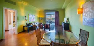 Wohnzimmeransicht der Senior Suite des Hotels Lopesan Villa del Conde
