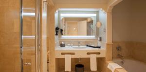 Badezimmer des Standard-Doppelzimmers des Hotels Lopesan Villa del Conde
