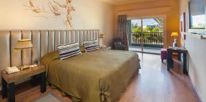 Zimmer und Terrasse der Junior Suite des Hotels Lopesan Villa del Conde
