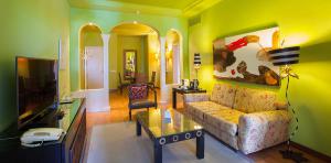 Innenraum der Lounge der Junior Suite des Hotels Lopesan Villa del Conde
