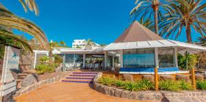 terraza-hotel-corallium-beach-by-lopesan-hotels-san-agustin