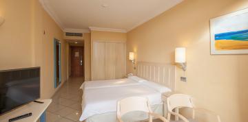 	Doppelzimmer Standard Blick Seitenansicht Bett IFA Altamarena Hotel	