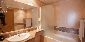 	Seitenansicht Badezimmer Doppelzimmer Familie IFA Altamarena Hotel	