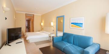 	Sillón y cama de las habitaciones doble familiar vista del hotel IFA Altamarena	