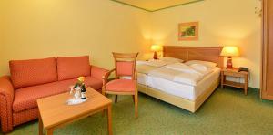 doppelzimmer-standard-blick-ifa-alpenhof-wildental-hotel-kleinwalsertal