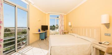 	Dormitorio con ventanales en las Junior Suite del IFA Altamarena Hotel	