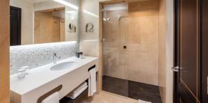 aseo-habitacion-deluxe-lopesan-costa-meloneras-resort-spa-gran-canaria