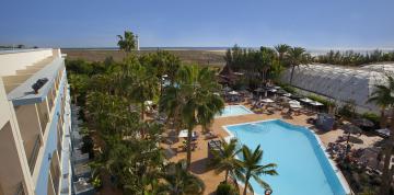	Imagen aérea de la piscina grande en el IFA Altamarena Hotel	