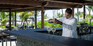 waiter-unique-beach-bar-lopesan-costa-bavaro-punta-cana