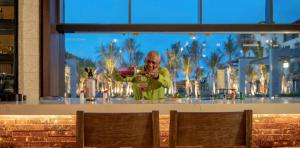 barkeeper-coralino-bar-lopesan-costa-bavaro-punta-cana