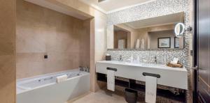 aseo-habitacion-master-suite-lopesan-costa-meloneras-resort-spa-gran-canaria