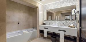 aseo-habitacion-unique-master-suite-view-lopesan-costa-meloneras-resort-spa-gran-canaria