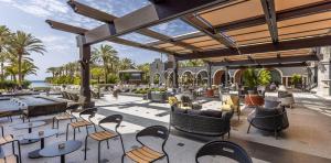 asientos-plaza-central-lopesan-costa-meloneras-resort-spa-gran-canaria