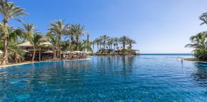 vista-lateral-infinity-pool-lago-lopesan-costa-meloneras-resort-spa-gran-canaria