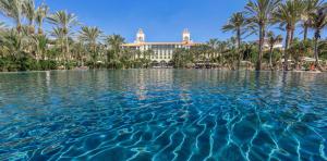 vista-frontal-infinity-pool-lago-lopesan-costa-meloneras-resort-spa-gran-canaria