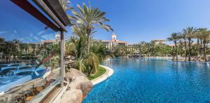 vista-frontal-lateral-infinity-pool-lago-lopesan-costa-meloneras-resort-spa-gran-canaria