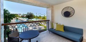 terrasse-junior-suite-pool-zimmer-lopesan-costa-bavaro-resort-spa-casino