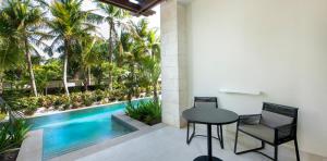 terrasse-junior-suite-swim-up-zimmer-lopesan-costa-bavaro-resort-spa-casino