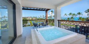 terrasse-unique-corner-one-bedroom-suite-ocean-zimmer-lopesan-costa-bavaro-resort-spa-casino