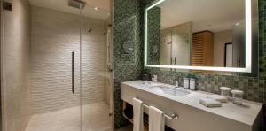 bathroom-adults-only-junior-suite-economy-room-lopesan-costa-bavaro-resort-spa-casino
