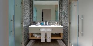 bathroom-unique-junior-suite-tropical-room-lopesan-costa-bavaro-resort-spa-casino