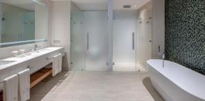toilette-unique-one-bedroom-suite-tropical-lopesan-costa-bavaro-resort-spa-casino