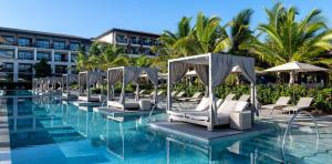 gesamtansicht-view-caribbean-pool-lopesan-costa-bavaro-resort-spa-casino-punta-cana