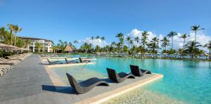 vista-lateral-infinity-beach-pool-lopesan-costa-bavaro-resort-spa-casino-punta-cana