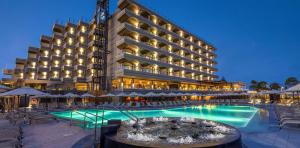 main-pool-night-hotel-faro-a-lopesan-collection-hotel-gran-canaria