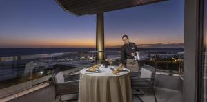 cena-room-service-terraza-habitacion-junior-suite-hotel-faro-a-lopesan-collection-hotel-gran-canaria