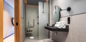 double-standard-adapted-shower-hotel-faro-a-lopesan-collection-hotel-gran-canaria