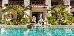 pareja-habitacion-swim-up-lopesan-costa-bavaro-resort-spa-casino-punta-cana